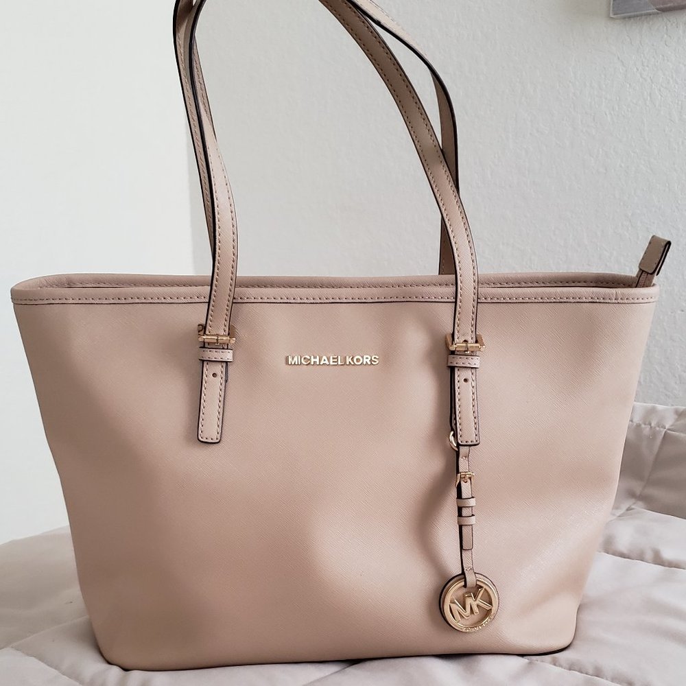 Michael Kors Jet set saffiano leather travel top zip tote tan color. Preowned.
